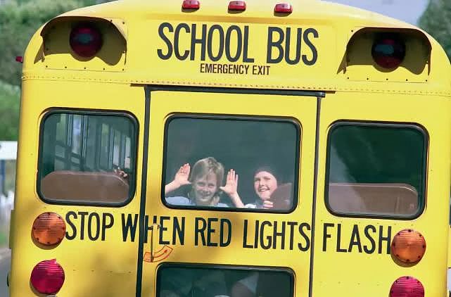 1990年4月9日，美国加利福利亚，校车上嬉笑的学生们（@视觉中国 图）