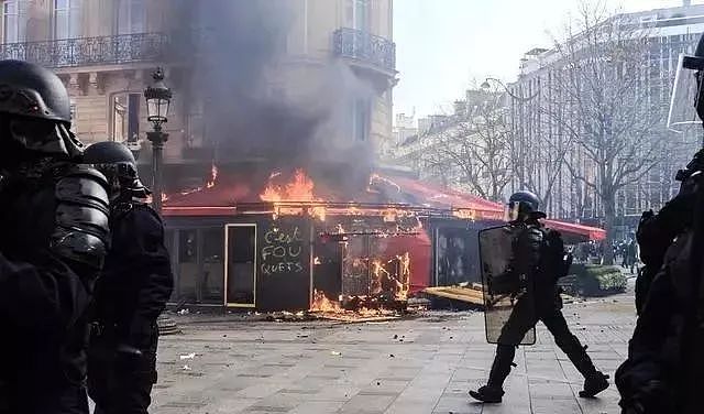 巴黎街头火光冲天：万人打砸抢 香榭丽舍变战场（视频/组图） - 8