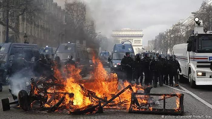 巴黎街头火光冲天：万人打砸抢 香榭丽舍变战场（视频/组图） - 10