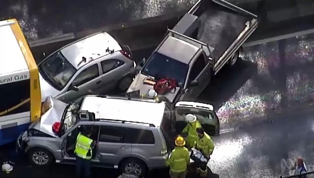 布里斯班西区M5重大交通事故！数辆轿车和公交车连环相撞，目前已致27人受伤 - 2