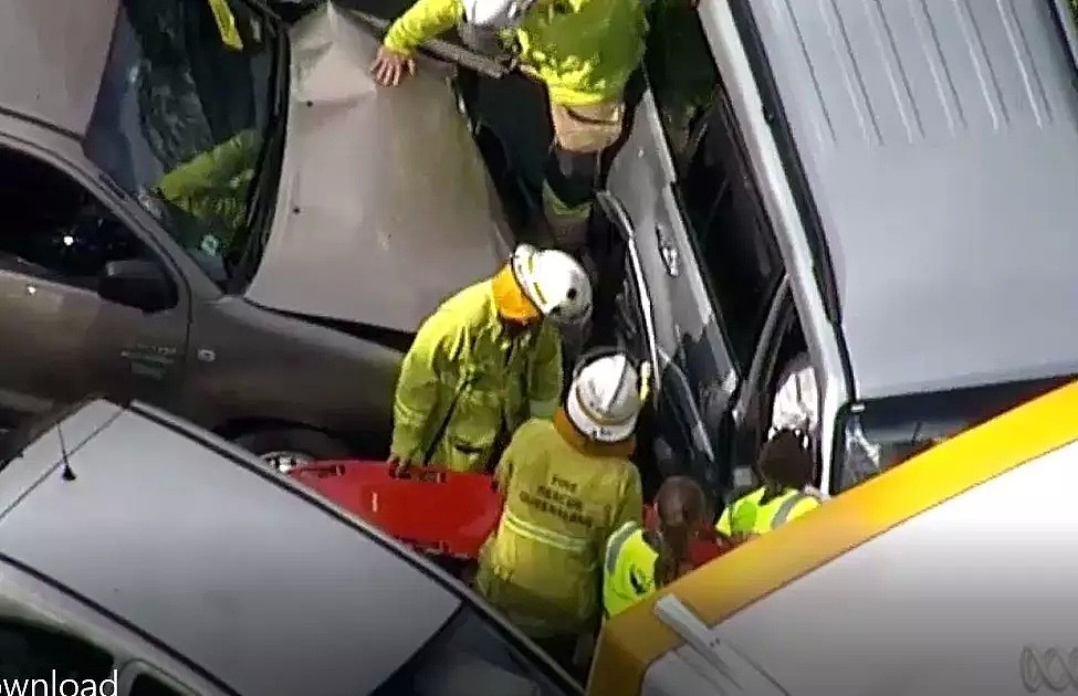 布里斯班西区M5重大交通事故！数辆轿车和公交车连环相撞，目前已致27人受伤 - 5