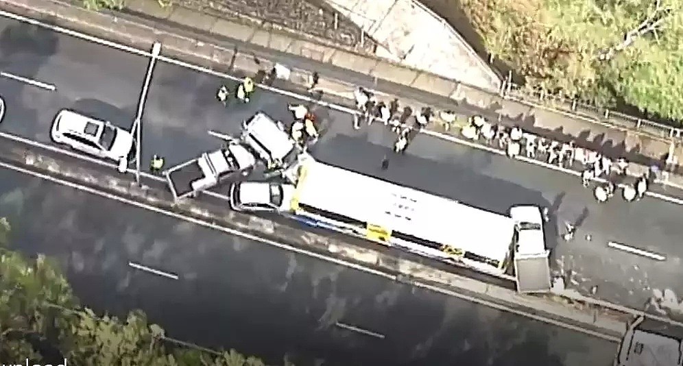 布里斯班西区M5重大交通事故！数辆轿车和公交车连环相撞，目前已致27人受伤 - 8