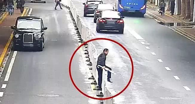男子横穿马路跨栏，脚被卡住后史诗级尴尬……（视频/组图） - 2