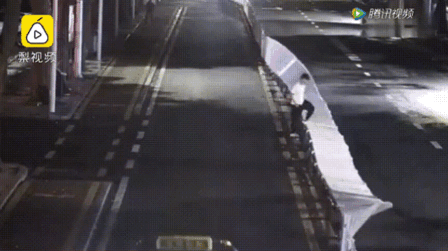男子横穿马路跨栏，脚被卡住后史诗级尴尬……（视频/组图） - 9