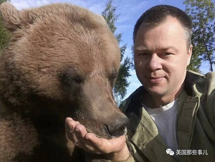 从小养大的熊宝宝被坏人骗走，这群俄罗斯飞行员忍不住了！（组图） - 52