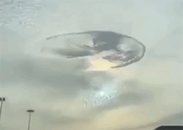 阿联酋上空惊现神秘云洞，网友脑洞大开：UFO的停车场？（组图） - 3