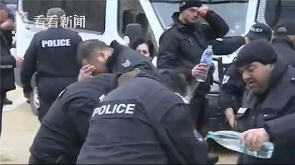 风中凌乱！警察对抗议者动用胡椒喷雾 结果逆风…（视频/组图） - 2