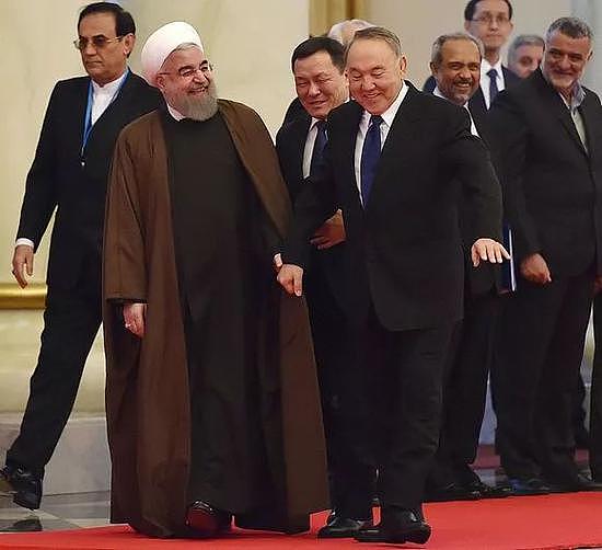2016年12月22日，伊朗总统鲁哈尼访问哈萨克斯坦，和纳扎尔巴耶夫相谈甚欢（图片来源：视觉中国）
