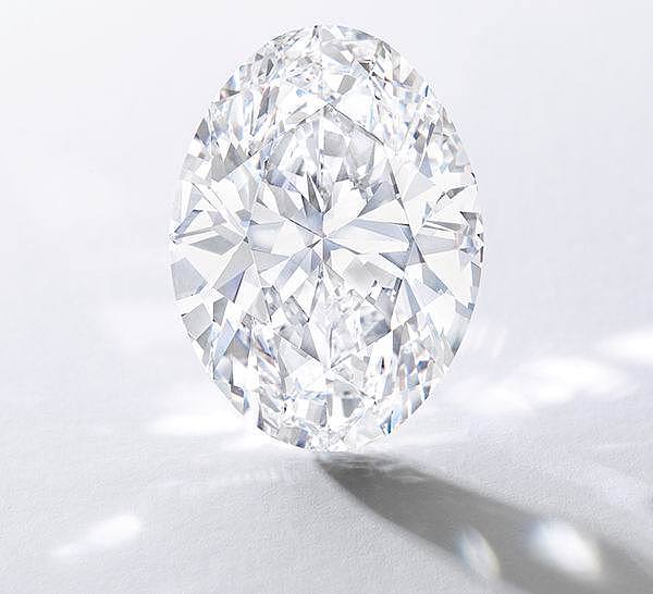 今年春拍，苏富比呈献了一枚88.22克拉D色无瑕Type IIa椭圆形巨钻。