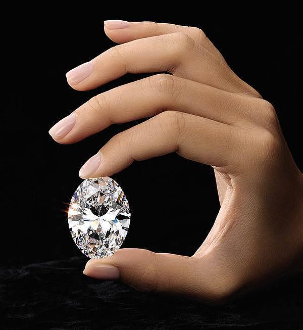 专家表示，对于收藏级的钻石，其源于天然、不可替代的稀缺性才是决定钻石价值的核心标准。图为今年春拍苏富比呈献的一枚88.22克拉D色无瑕Type IIa椭圆形巨钻。