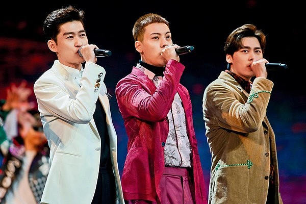 去年12月陈伟霆（中）、张翰（左）及李易峰（右）出席2018年华表奖，3人同台演唱〈最好的舞台〉嗨翻全场。 （东方IC）
