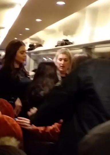 “外国混蛋，滚开” 英国女子因火车座位公然辱骂亚洲女子引众怒