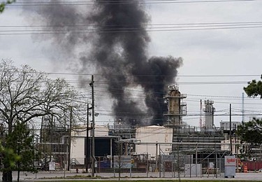美国休斯敦化工厂大火燃烧第三天，黑烟遮天蔽日（组图） - 5