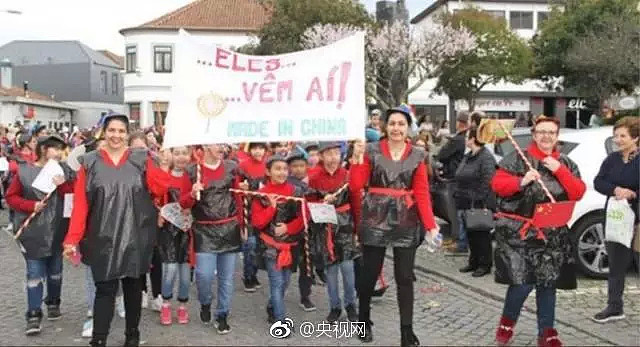 救命啊，中国人来了！葡萄牙狂欢节现辱华标语（图） - 1