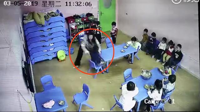 上海一早教中心疑现虐童  早教中心：两老师被开除 正调查详情
