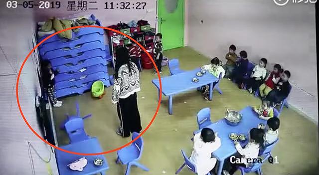 上海一早教中心疑现虐童  早教中心：两老师被开除 正调查详情