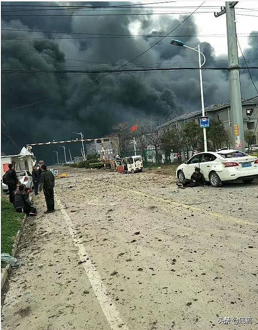 江苏盐城化工厂爆炸现场：我的亲哥哥还在废墟下，我要救他