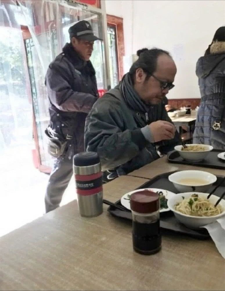 窦唯被曝已经三婚，女方是忠实粉丝，曾在看守所前拉横幅求爱（组图） - 10