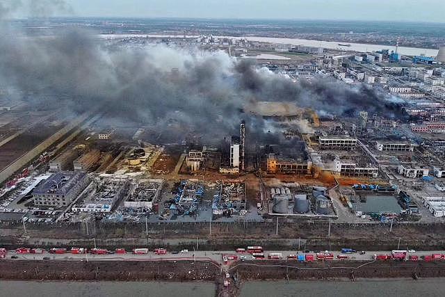 响水化工厂爆炸救援：幸存者离起火罐不足百米