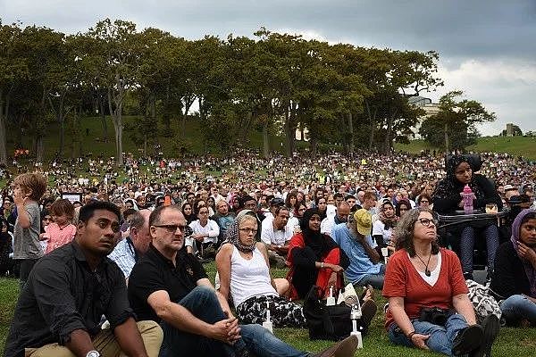 天佑新西兰：4000多奥克兰人汇聚哀悼现场，用爱泯灭仇恨（组图） - 1