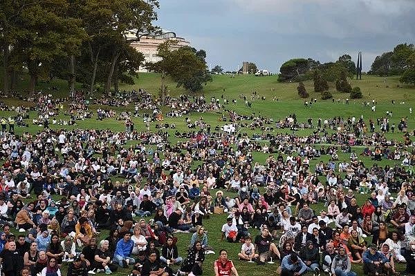 天佑新西兰：4000多奥克兰人汇聚哀悼现场，用爱泯灭仇恨（组图） - 2