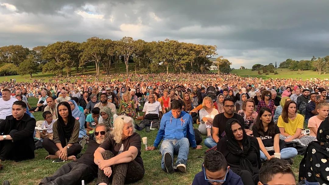 天佑新西兰：4000多奥克兰人汇聚哀悼现场，用爱泯灭仇恨（组图） - 6