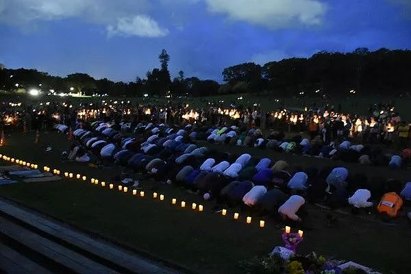 天佑新西兰：4000多奥克兰人汇聚哀悼现场，用爱泯灭仇恨（组图） - 10