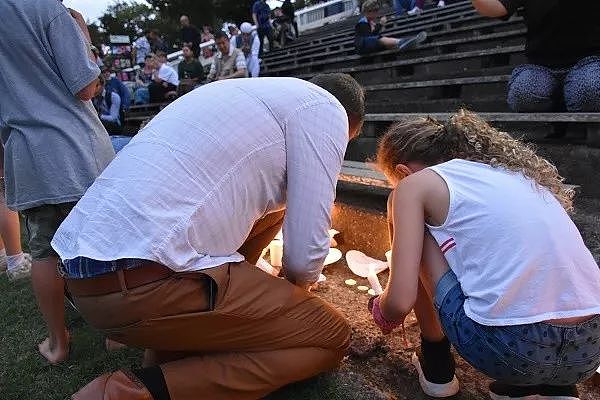 天佑新西兰：4000多奥克兰人汇聚哀悼现场，用爱泯灭仇恨（组图） - 16