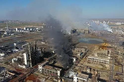 今晨7点明火被控制，爆炸在厂区形成一个大坑