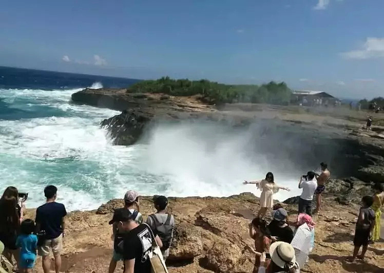 惊险时刻：华人女孩悬崖拍照身后巨浪拍袭...中国游客无视警告率酿悲剧！（组图） - 1