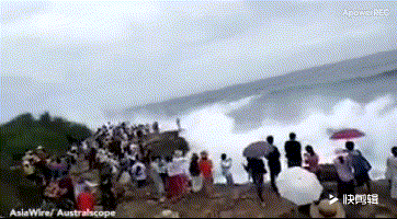 惊险时刻：华人女孩悬崖拍照身后巨浪拍袭...中国游客无视警告率酿悲剧！（组图） - 5