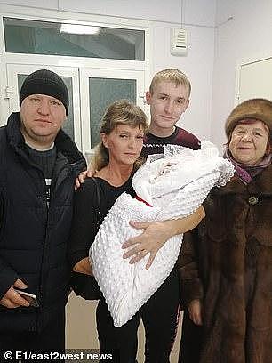 俄罗斯女子分娩时被新手医生强行撕下胎盘，大出血后在剧痛中惨死