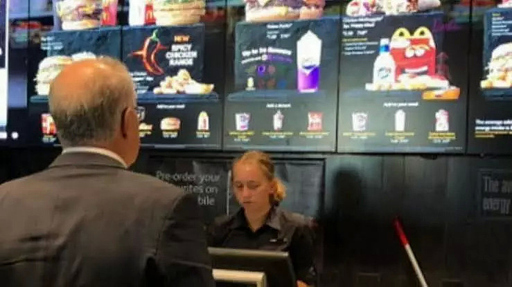 澳洲总理莫里森墨尔本麦当劳买汉堡遭“无视”，细数澳洲总理身上的尴尬瞬间（组图） - 5