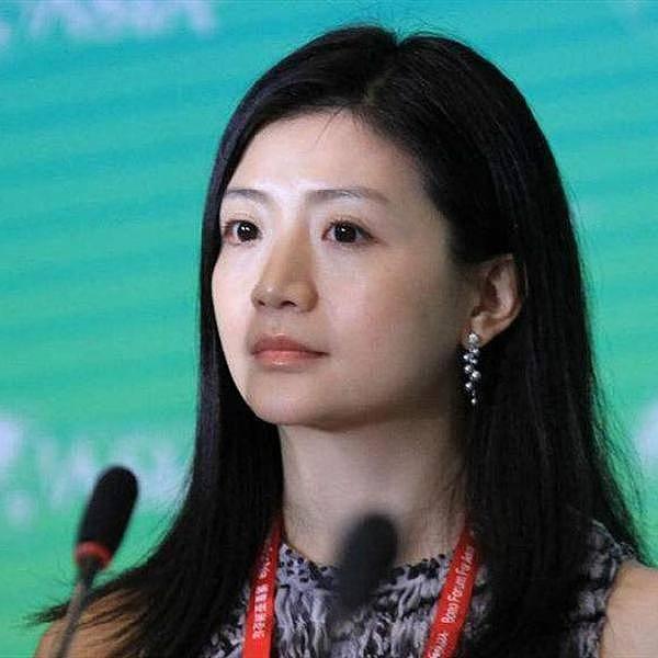 这个美女富豪是学霸，3年拿下3个学位，身家过亿40岁仍单身