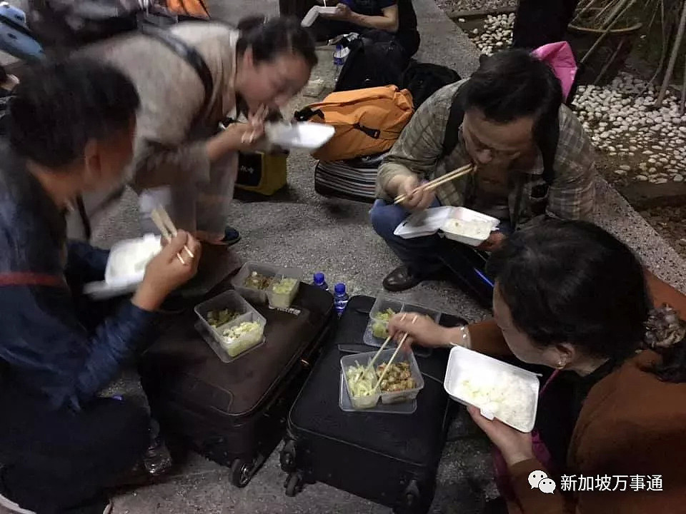 中国游客被困新马关卡7小时，蹲着吃盒饭、如厕环境令人作呕…（视频/组图） - 7