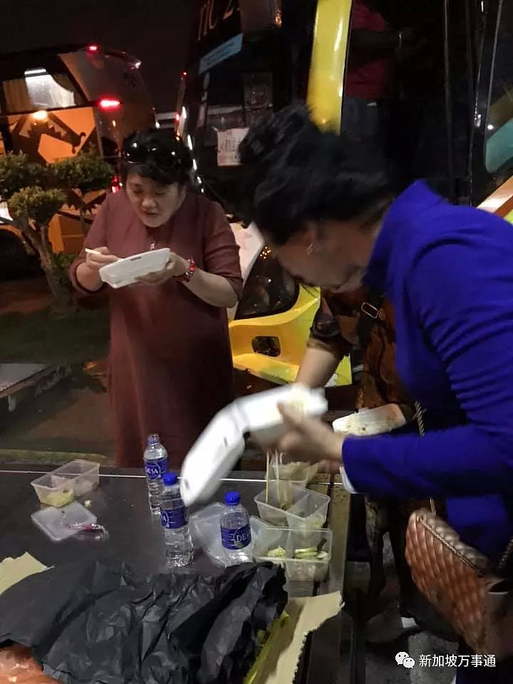 中国游客被困新马关卡7小时，蹲着吃盒饭、如厕环境令人作呕…（视频/组图） - 8