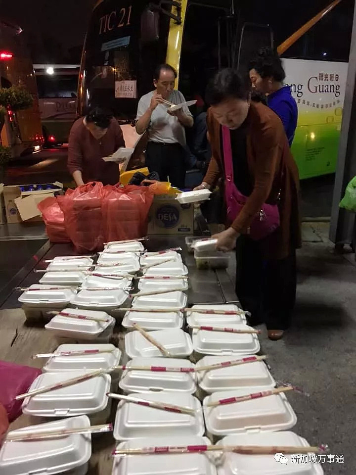 中国游客被困新马关卡7小时，蹲着吃盒饭、如厕环境令人作呕…（视频/组图） - 9