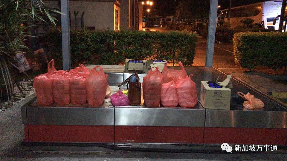 中国游客被困新马关卡7小时，蹲着吃盒饭、如厕环境令人作呕…（视频/组图） - 11