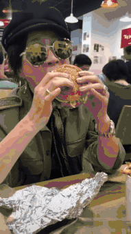刘嘉玲被曝不顾形象吃汉堡掉渣，原来竟是花式秀恩爱？眼镜片折射出的男子（组图） - 2