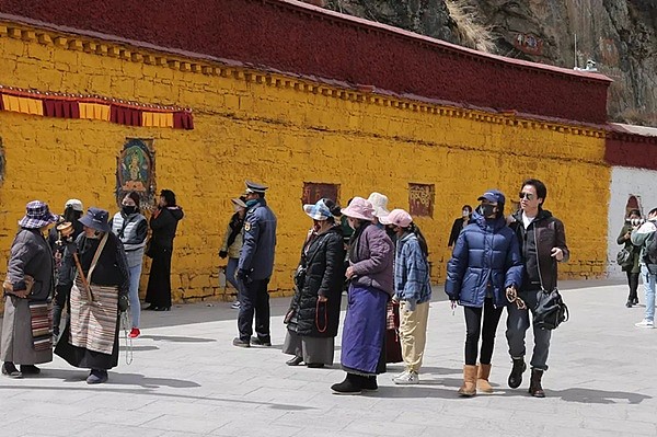 刘亦菲“干爹”带女友拉萨旅行，两人被曝领证？（组图） - 2