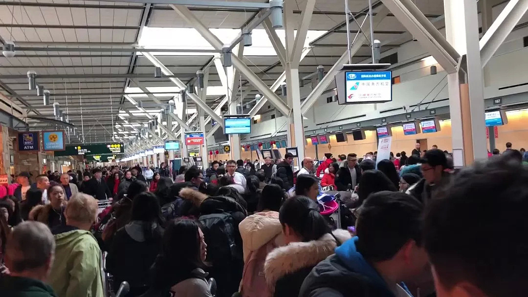 惊魂! 一大批中国旅客在温哥华机场突然被围捕（组图） - 2