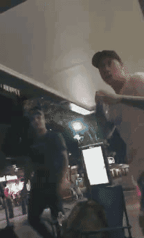 中国留学生悉尼火车站遭群殴，奋起以一敌多！盘点近期遇袭留学生（视频） - 23