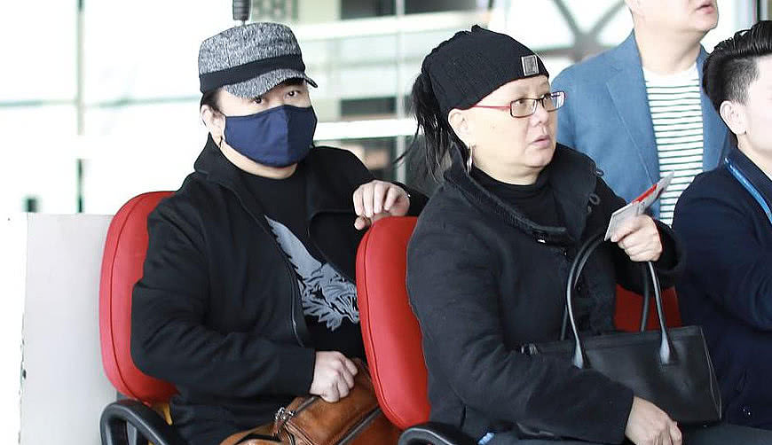 刘欢心脏手术后现身机场，获妻子陪同看起来非常憔悴（组图） - 4