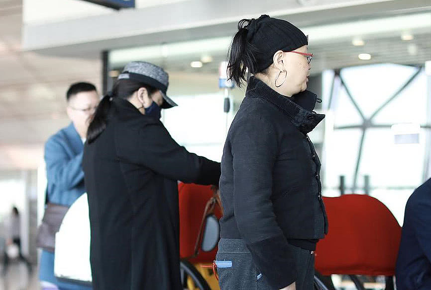 刘欢心脏手术后现身机场，获妻子陪同看起来非常憔悴（组图） - 7