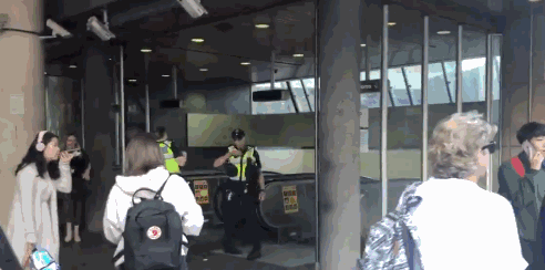 刚刚，大批警察包围CBD车站！疑因发现男子持枪！重装防暴队出动，乘客撤离，车站关闭！（组图） - 2