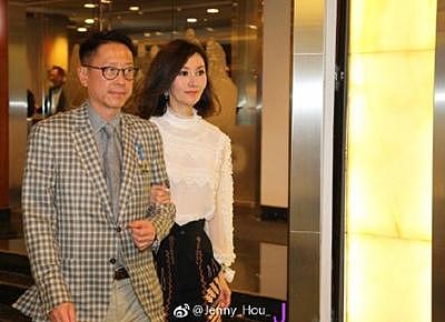 49岁李嘉欣和许晋亨携手看赛马，不像夫妻像父女