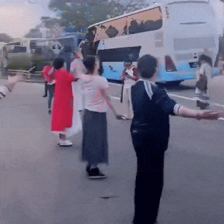 中国大叔大妈又火了！在海外堵车 跳起广场舞（视频/组图） - 2