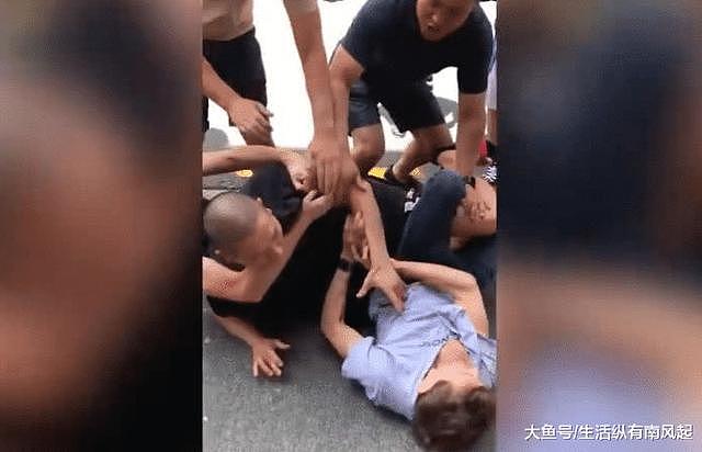 新西兰一名中国男子为停车位和白人互殴，路人拍下全程