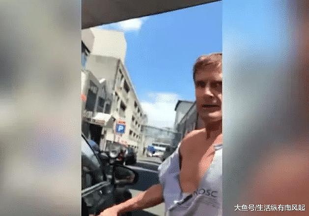 新西兰一名中国男子为停车位和白人互殴，路人拍下全程