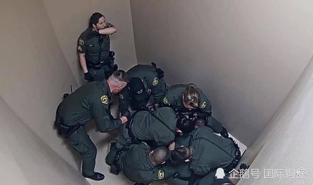 精神病囚犯遭8名美国狱警围殴视频曝光，官员曾试图阻止公开（视频/组图） - 1